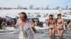 По словам верующих, ледяная вода приятно покалывает кожу. Многие повторили процедуру несколько раз.&nbsp;