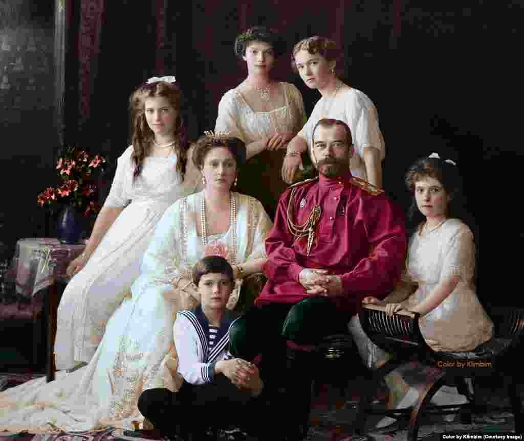 С яйцами Фаберже ассоциируется Николай II и его семья. Николай II слыл хорошим семьянином и, как выразился один историк, он был прекрасным отцом, но никудышным царем. Каждый год к Пасхе царь дарил матери и супруге ювелирные яйца, отвлекаясь от собственных ошибочных шагов в политике, которые обрекали его царствование. 