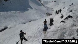 Феврали имсол сокинони Бадахшон аксаран бо нирӯи худ роҳу рустоҳоро аз барф тоза мекарданд
