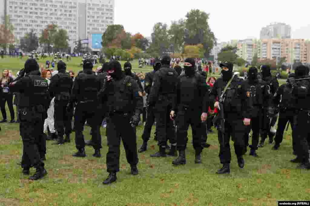 Марш пачаўся з сутыкненьнеяў пратэстоўцаў і сілавікоў ля гатэля «Планета» ў раёне стэлы