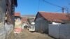 Тесна улица во ромското маaло Баир во Битола. 