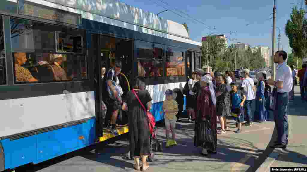 В городе «на ходу» всего 140 троллейбусов и 110 автобусов.