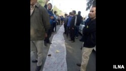 تشکل‌های مستقل کارگری می‌گویند: دستمزد کنونی، کفاف ۱۰ روز زندگی خانواده‌های کارگری را نمی‌دهد.