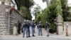 Polițiști italieni păzind una dintre intrările Ambasadei Omanului de la Roma, unde pe 19 aprilie are loc a doua rundă de negocieri americano-iraniene.