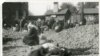 Foametea indusă de Stalin în Uniunea Sovietică - țărani înfometați și obosiți așteaptă pe calea ferată din Harkov, în 1932. Ftografie de James Abbe.