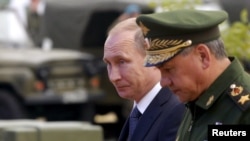 Президент Росії Володимир Путін (ліворуч) та міністр оборони Росії Сергій Шойгу. Архівне фото 