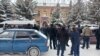 Сторонники бывшего мэра Гюмри Вардана Гукасяна, доставленного в отделение полиции, стоят перед зданием полиции, 20 февраля 2025 г.