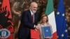 La 6 noiembrie 2023, Edi Rama și Giorgia Meloni pozează cu acordurile în baza cărora Albania va „importa” migranți din Italia, pentru triere și procesare. 
