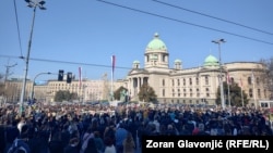 Protesta e studentëve dhe qytetarëve para Kuvendit të Serbisë, 4 mars 2025. Serbë nga Kosova paralajmëruan se do të shkojnë në Beograd për të “mbrojtur” presidentin e Serbisë, Aleksandar Vuçiq, nga një revolucion me ngjyra.