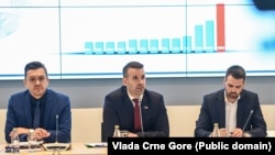 Ministar finansija Novica Vuković (lijevo), premijer Crne Gore Milojko Spajić (u sredini) i Branko Krvavac, šef kabineta predsjednika Vlade, predstavljaju Budžet za 2025.