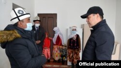 Президент Садыр Жапаров на встрече с памирскими кыргызами, переселившимися в Алайский район. 4 апреля 2021 года.