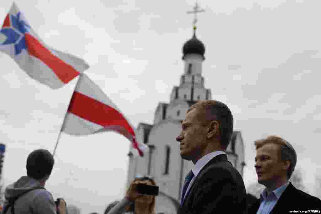 Адні з арганізатараў акцыі Аляксей Янукевіч і Віталь Рымашэўскі каля храма Іконы Божай Маці «Адшуканьне згінулых» — канцавога пункту маршруту шэсьця