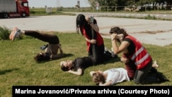 'Radimo masaže i fizikalnu terapiju po potrebi': Marina Jovanović sa koleginicom i studentkinjama na pauzi trke ka Briselu