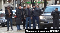 Това е един от автомобилите от кортежа на Пеевски. Един от мъжете държи чанта, подобна на дипломатическо куфарче. Това е т.нар. кевларено одеяло.