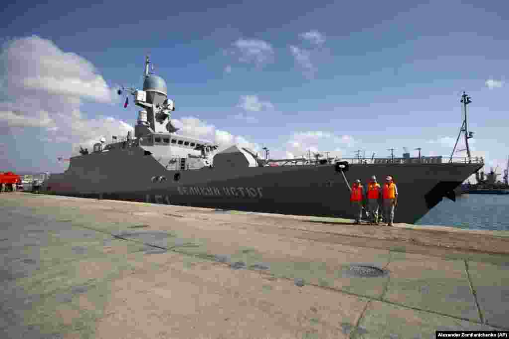 Руска корвета (вид малък боен кораб) хвърля котва в Тартус през септември 2019 г. Руският заместник-министър на външните работи Михаил Богданов каза пред руски медии на 13 декември, че „базите все още са там, където винаги са били - на сирийска територия“, както и че „за момента не са взети никакви други решения“. 