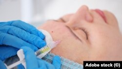 Specialiștii spun că, dacă este injectat corect, acidul hialuronic nu este periculos. 