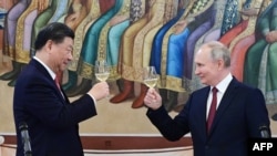 Кытай лидери Си Цзинпин менен Орусиянын президенти Владимир Путин Москвада Украиандагы согушту утурлай жолуккан. 21-март, 2024-жыл.