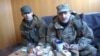 Игоря Безлера (на фото справа), гражданина России, Украина обвиняет в нарушении законов и обычаев войны