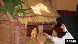 Cтаенка ў&nbsp;Гомельскім касьцёле Нараджэньня Маці Божай.Сястра Паўліна ля яе.