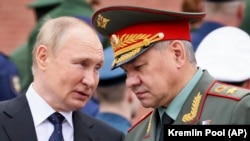 Рускиот претседател Владимир Путин разговара со рускиот министер за одбрана Сергеј Шојгу, Москва, 22 јуни 2022 година