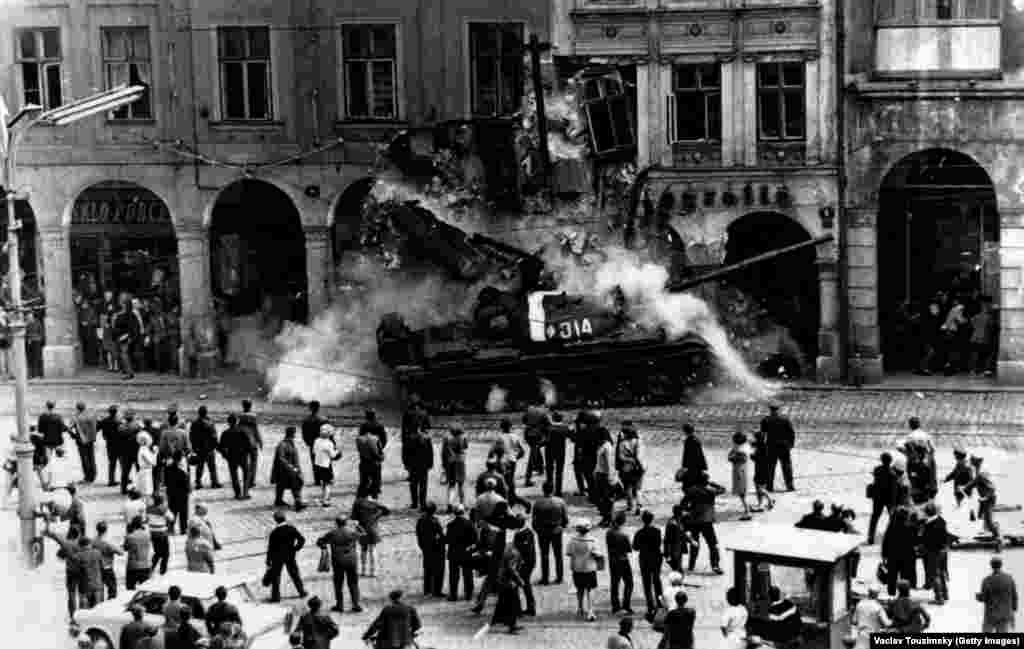 Часть армии вторжения проникла в Чехословакию из Польши. Танки проезжали через город Либерец на севере страны. Население города было крайне недовольно агрессией и оказывало сопротивление: на центральной площади в солдат бросали камни и помидоры. Погибли 9 горожан, в том числе не успевшие убежать, когда танк врезался в одно из зданий в центре Либерца. 