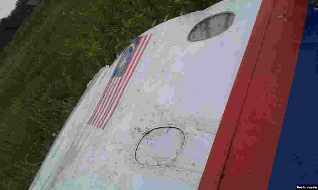 Уламками «Боїнгу-777» (фотографії місцевих жителів)
