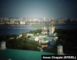 Києво-Печерська лавра на тлі Дніпра