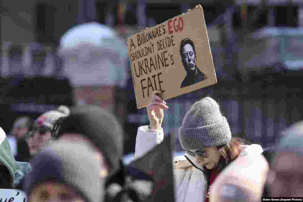 Ucrainenii prezenți la manifestația prin care au comemorat trei ani de război urmăresc îngrijorați discuțiile legate de o eventuală pace în țara lor. Multe dintre mesajele de pe pancarele lor erau legate de discuțiile de pace.&nbsp; &bdquo;Egoul unui miliardar nu ar trebui să decidă soarta Ucrainei&rdquo;, este unul dintre mesajele afișate la protest, cu referire la Elon Musk.