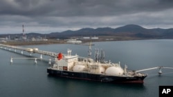 Imagine cu caracter ilustrativ, cu un FILE - cu un petrolier rusesc care este încărcat cu gaz natural lichefiat în portul Prigorodnoye, Russia, în octombrie 2021.