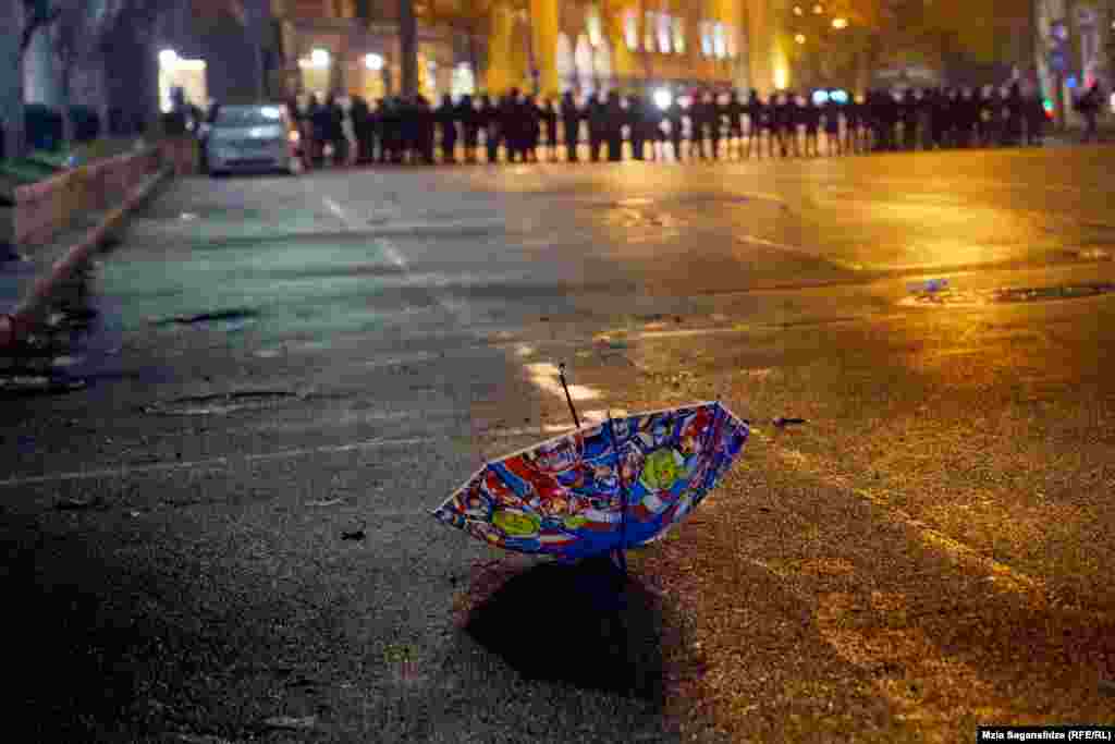 Protestatarii de la Tbilisi continuă să susțină că alegerile de la 26 octombrie, la care Visul Georgian a câștigat un nou mandat, ar fi fost falsificate. 