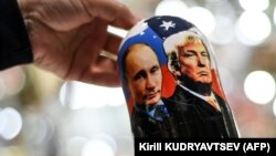 Традиционална руска дрвена кукла, која ги прикажува рускиот претседател Владимир Путин и идниот американски претседател Доналд Трамп во продавница за подароци во центарот на Москва 