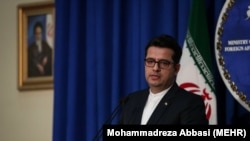 عباس موسوی، سخنگوی وزارت خارجه جمهوری اسلامی، از پیشنهاد لغو تحریمها در ازای تصویب دائمی پروتکل الحاقی به عنوان «اقدامی قابل دسترس» یاد کرد