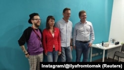 Олексій Навальний (другий справа) і координаторка його штабу в Томській області Росії Ксенія Фадєєва, 19 серпня 2020 року