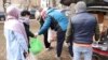Москвадагы мекендештерге жардам бергендер.