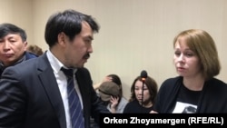 Репортер «Настоящего Времени» Светлана Глушкова и ее адвокат Бауыржан Азанов в день начала суда. 1 апреля 2019 года.