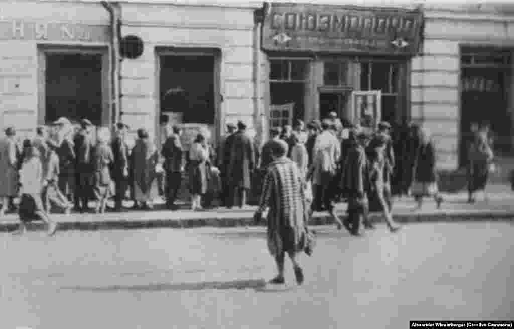 Черги напроти пункту видачі молока