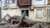 Автомобил под урнатините по рускиот воздушен напад врз Херсон. Фотографија објавена од службите за итни случаи на 2 февруари 2024 година.