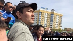 Гражданский активист Талгат Аян на митинге против «продажи земли в частную собственность». Атырау, 24 апреля 2016 года.