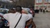 Familjarët e viktimave të zjarrit në Koçan përballë spitalit të Koçanit.