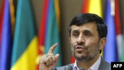 محمود احمدی نژاد گفت:«ايستادگی ملت ها، دشمنان مجبور به عقب نشينی خواهند بود و البته پيروزي های بزرگ از دل سختي ها بيرون مي آيد.»(عکس: AFP)