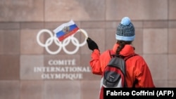 Mahanje ruskom zastavicom ispred sjedišta Međunarodnog olimpijskog komiteta, Švajcarska
