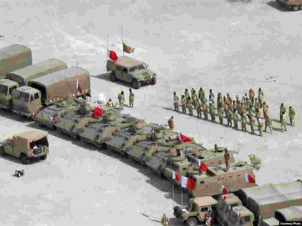 Бахрейн. Ордо шаар Манаманын Бермет аянтынан көрүнүш. 1-сүрөт. Коопсуздук күчтөрү. 17.3.2011. Nick. - 2011-жылдын 17-мартында (бейшембиде) Бахрейн падышалыгынын коопсуздук күчтөрү Манама шаарынын көчөлөрүн жана аянттарын көзөмөлдөөсүн улантты. Алар шийи араптар басымдуулук кылган демонстранттарды 16-мартта күч менен таркаткан. Ишкер Ник “Азаттыкка” жиберген сүрөттөрдөн. Манама ш., Бахрейн. 17.03.2011. № 1-сүрөт.