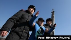 Алматыда полиция қызметкерлері митинг орнында наразы тұрғынды ұстап бара жатыр. 1 наурыз 2020 жыл.