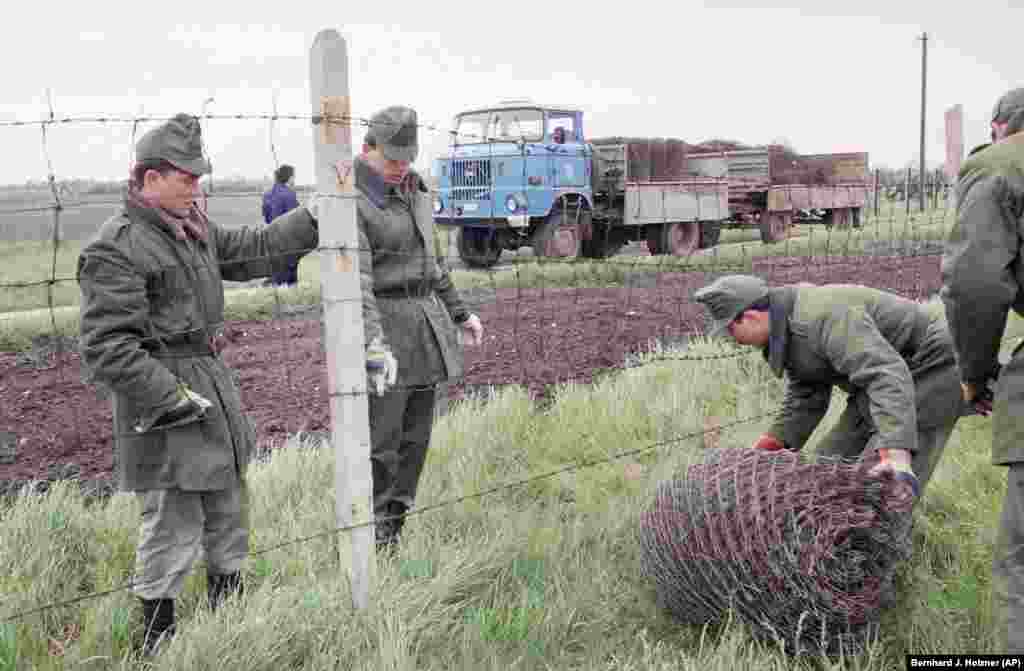 Унгарски войници събират „желязната завеса“ - или прегражденията по границата с Австрия през май 1989 г. „Изтрих това перо от бюджета“, казва години по-късно Немет.