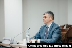 Cудья Александр Споялэ отвечает на вопросы комиссии.