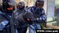Руските сили приведуваат луѓе на денот на протестите на национално ниво за поддршка на затворениот опозициски лидер и антикорупционер Алексеј Навални. Извор: Снимка од видеото од Руската сервис на РСЕ.