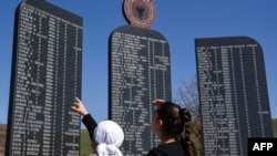 Spomen ploče sa imenima etničkih Albanaca ubijenih tokom rata na Kosovu 1998-1999