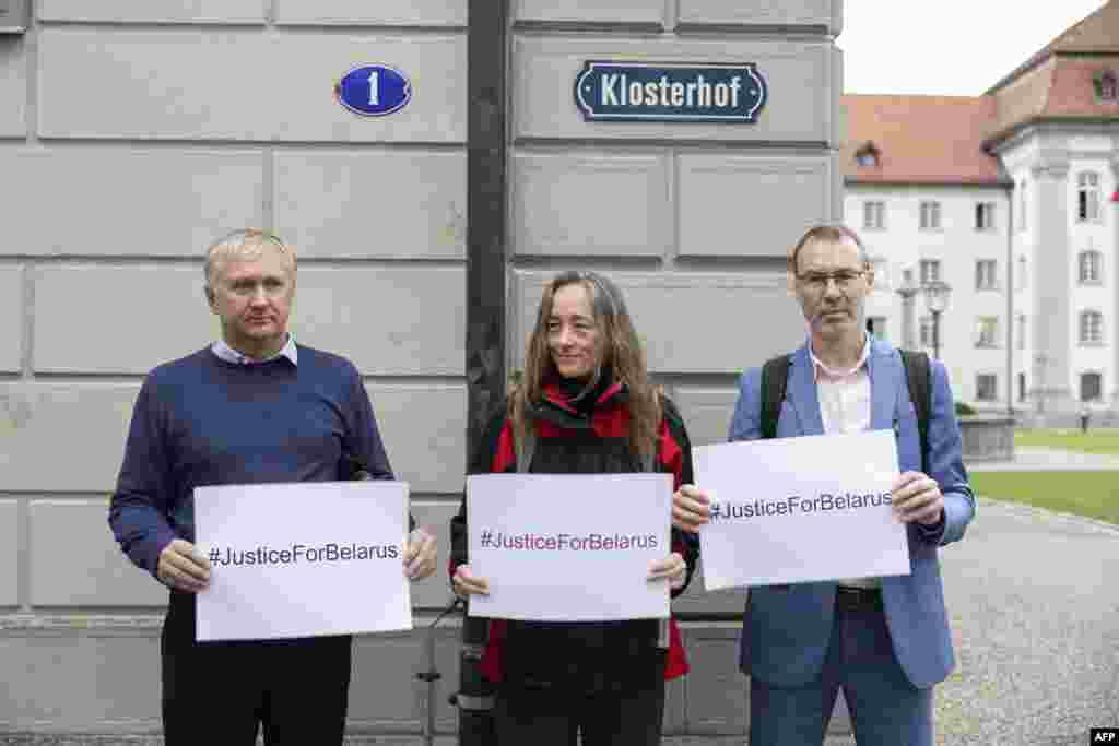 Праваабаронцы з патрабаваньнем справядлівага суду для Беларусі. Зьлева — Павал Сапелка з Праваабарончага цэнтру "Вясна", справа — выканаўчы дырэктар Trial international Філіп Грант.