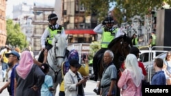 Polițiști călare în Leicester Square, la Londra, după atacul cu cuțit pus pe seama unui român.