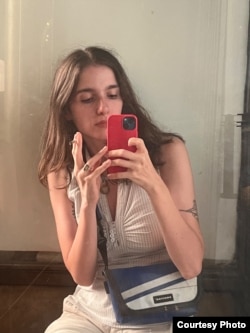 Deniz Otay, poetă.